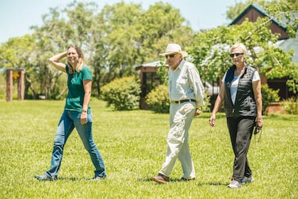 En San Nicolás, Esteros del Iberá, con su esposa Rosy y Sofía Heinonen Fortabat, presidenta de la fundación Conservation Land Trust