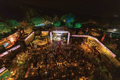 Hace 30 años Alfonso de Hohenlohe, Julio Iglesias y Plácido Domingo se unieron para hacer de la Cantera de Nagüeles, a sólo 3 kilómetros del centro de Marbella, un auditorio natural inigualable, donde se celebró la gala.