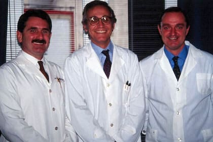 Hace 30 años. Edgardo Becher, Marcelo Borghi y Luis Montes de Oca, médicos urólogos reconocidos en el ámbito académico y científico, fundaron el Centro de Urología (CDU) en 1991