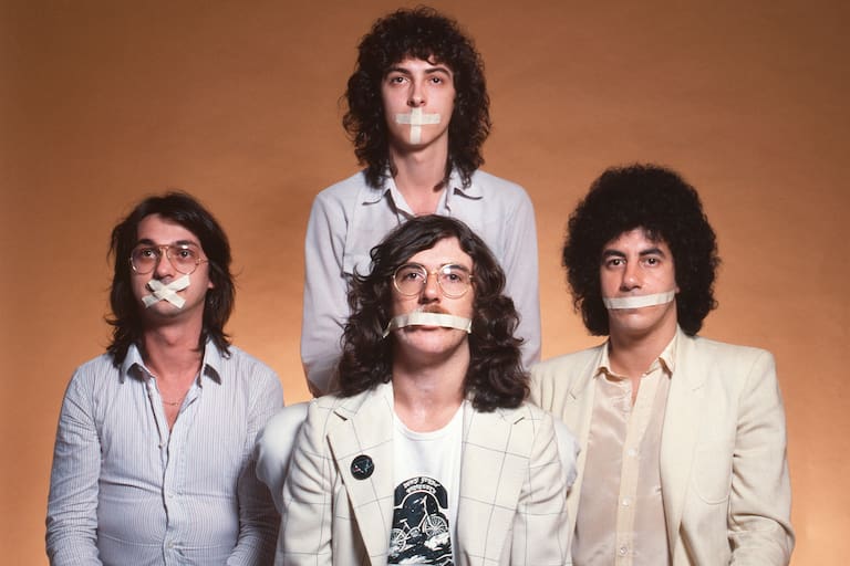 Imágenes inéditas de un show de Serú Girán en plena dictadura militar - LA NACION