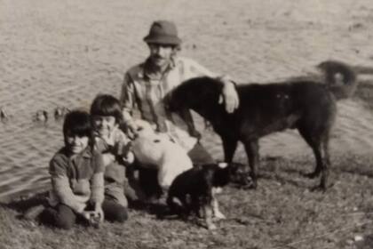 Hace 50 años, junto a su padre y su hermano en el tambo donde trabajaban