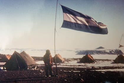 Hace 50 años, la Patrulla Soberanía construyó, a pico y pala, la primera pista de aterrizaje de tierra en el continente blanco.