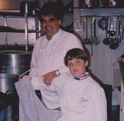 Hace algunas décadas, Jean Paul con su hijo Aurelien, que también se dedica a la cocina.