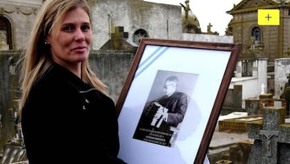 Hace algunos años, Liliana, en el cementerio donde descansan los restos de su tío abuelo Lothar Hermann