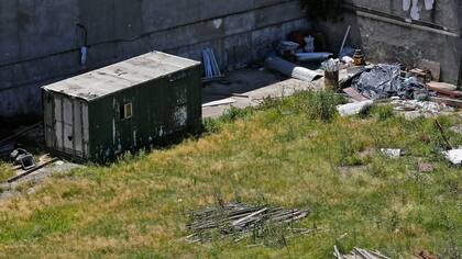Hace años que la esquina de Rocamora y Pringles está tapiada, es oscura y peligrosa para los vecinos, habían conseguido que el gobierno porteño autorizara el proyecto para el año próximo, pero debieron suspenderlo cuando las autoridades les confirmaron que pertenecía al ACA