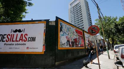 Hace años que la esquina de Rocamora y Pringles está tapiada, es oscura y peligrosa para los vecinos, habían conseguido que el gobierno porteño autorizara el proyecto para el año próximo, pero debieron suspenderlo cuando las autoridades les confirmaron que pertenecía al ACA