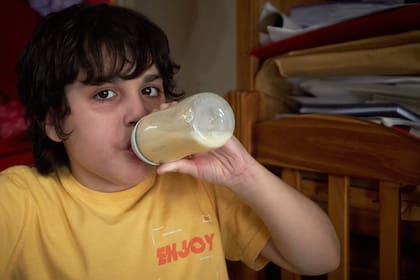 Hace años que Lautaro vive a base de esta leche y el postre “Serenito”. Cuando tenía seis años, comenzó a ir a la nutricionista para que hiciera un seguimiento de su caso y asegurarse de que recibiera los nutrientes necesarios