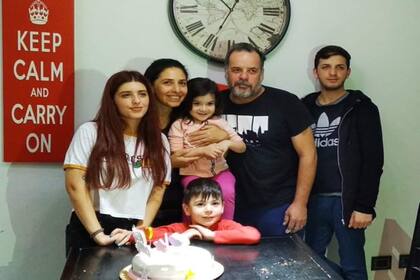 Hace años que los López pasan las fiestas aislados del resto de su familia para preservar a Meme y su bienestar. Este año, irán a una casa en medio del campo con el fin de evitar los fuegos artificiales.