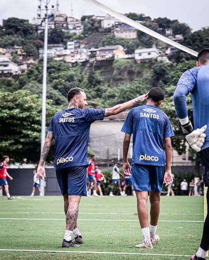 Hace casi un año, el hijo del legendario Robinho tuvo el privilegio de compartir su primer entrenamiento en Santos con Neymar: es una especie de padrino, aunque este domingo fueron noticia por pelearse.