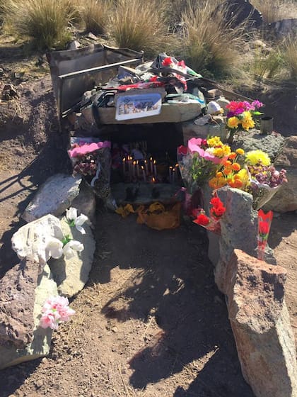 Hace días que se encuentra en la Cuesta de los Terneros realizando a pulmón una capilla que llevará la foto de cada una de las víctimas de la tragedia