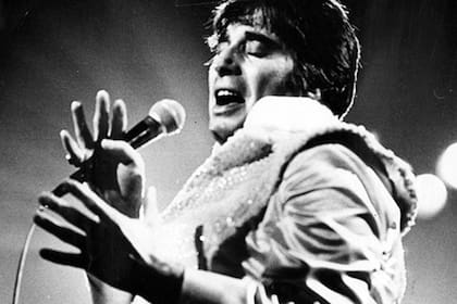 Hace diez años moría el gran mito masculino, el amado galán de señoras. Pero, también, el primer rockero argentino.
