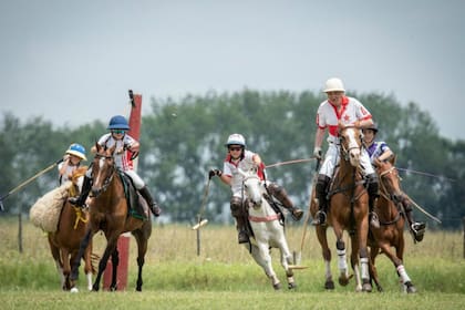 Hace dos años, Alberto Pedro Heguy jugando con sus nietos a los 78 y con la camiseta de Chapaleufú