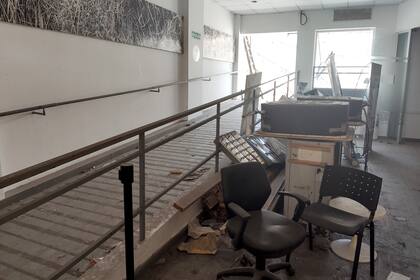 Hace dos años, el techo de la subsede de la Comuna 4, en Barracas, se desplomó y sigue igual