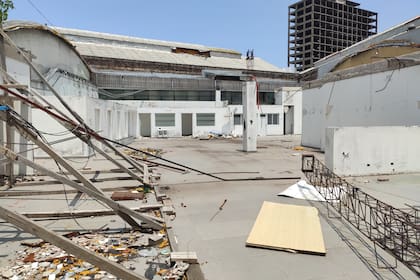 Hace dos años, el techo de la subsede de la Comuna 4, en Barracas, se desplomó y sigue igual