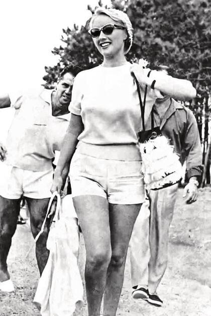 Hace dos años, un seguidor de Twitter publicó esta foto en la red social y la conductora no dudó en salir a responder. "Sí, soy yo... ¿saben dónde es? En Punta del Este, lo reconozco por el bolso. ¡Era preciosa!", escribió.