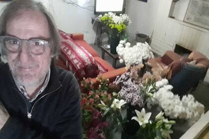 Hace dos semanas que Miguel Cabral vive rodeado de flores de corte.