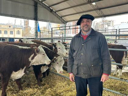 Hace más de 13 años que Elis Alazard, de 47, es administrador de Cabo Peñas, un campo ubicado en Río Grande que tiene un rodeo de aproximadamente 1500 madres Hereford