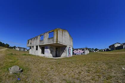 Hace más de 20 años que está el esqueleto abandonado en el km 27 de la Avenida Giannattasio.