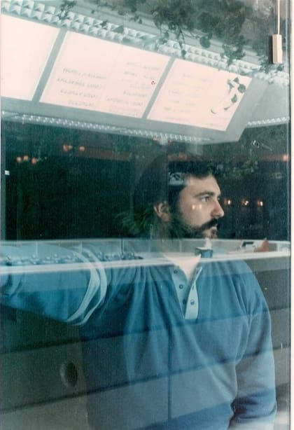 Hace más de 40 años, Daniel empezó su camino como heladero. Tenía 3 máquinas y atendía en la cochera de una casa que alquilaba en su barrio.