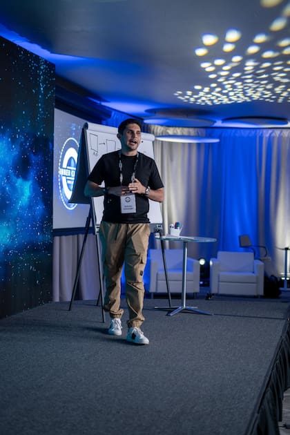 Hace más de 5 años que Sergio Perdomo viaja de tres a seis veces por capacitaciones