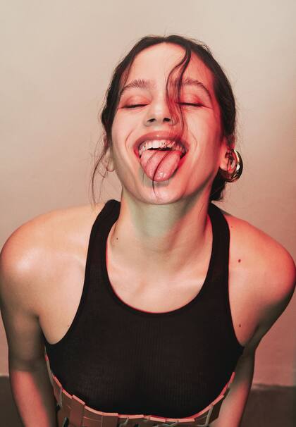 Hace menos de cinco años presentó Los ángeles, su primer disco, y en tan poco tiempo se ha convertido en una figura de primera línea a nivel global, llegando a colaborar con artistas como The Weeknd, Billie Eilish y James Blake. Top: Rick Owens; Corset: Jorge Duque Vélez; Earcuffs: Paula Mendoza.