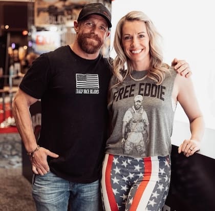 Hace menos de una década, Eddie Gallagher fue acusado de 10 crímenes de guerra y estuvo unos meses presos por tal motivo; hoy tiene una fundación que busca defender a militares y policías que son injustamente acusados de delitos