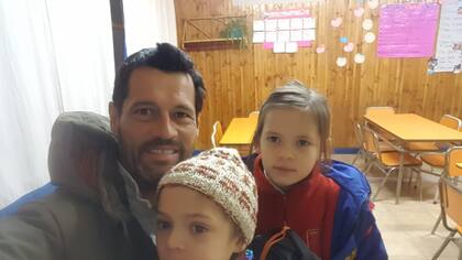 Hace ocho años que las chicas no se reúnen con su papá.