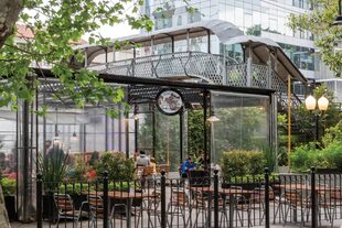 Hace poco más de un año inauguró una pérgola para darle más espacio al aire libre a su clientela fiel. Es bueno saber que está bien calefaccionada.
