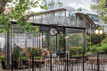Hace poco más de un año inauguró una pérgola para darle más espacio al aire libre a su clientela fiel. Es bueno saber que está bien calefaccionada.