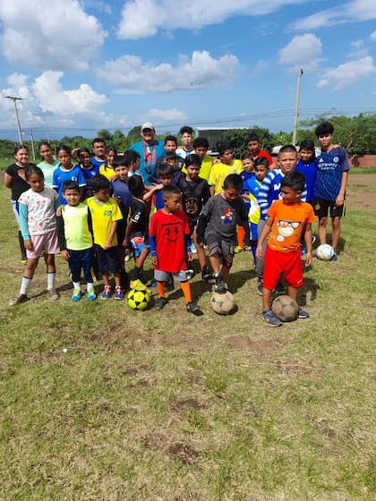 Hace poco Velázquez abrió una escuela de fútbol para niños en la localidad salvadoreña