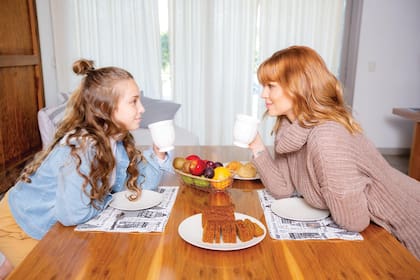“Hace rato que me pedían un hermanito. El día que volvimos llenaron la casa con globos, carteles y cocinaron para recibirnos. Fueron y son de gran ayuda en todo momento”, revela Juliana sobre sus hijos mayores, Olivia y Milo, fruto de su relación con Mariano Martínez, con quien tiene un excelente vínculo