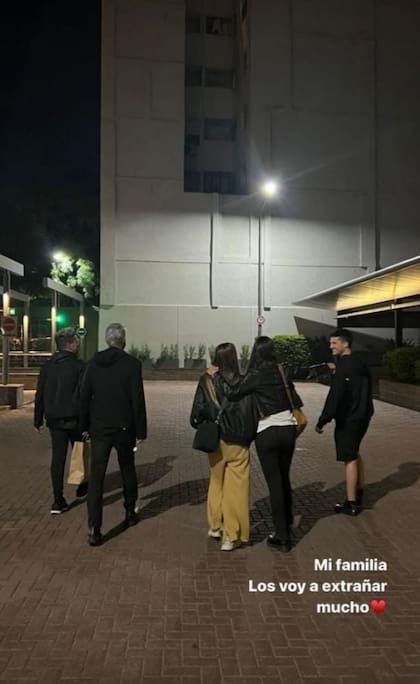 Hace solo dos semanas, así se despedía Juana Tinelli. La hija menor de Marcelo Tinelli posteó en su cuenta de Instagram “Mi familia, los voy a extrañar mucho”. Se la vio junto a Marcelo Tinelli, su mamá Paula Robles, su hermano Francisco y El Tirri, primo de su papá.