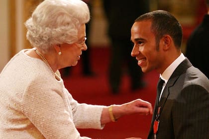 Hace tiempo atrás, cuando Lewis Hamilton fue recibido por la reina Isabel, tuvo un insólito error protocolar. Foto: Archivo. 