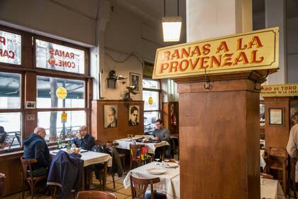 Hace tiempo, la elegancia del comer venía de la mano de las gambas al ajillo, las ranas a la provenzal, el conejo a la cazadora y la cazuela de caracoles. Hoy, Rotisería Miramar se ocupa de mantener estos platos en carta