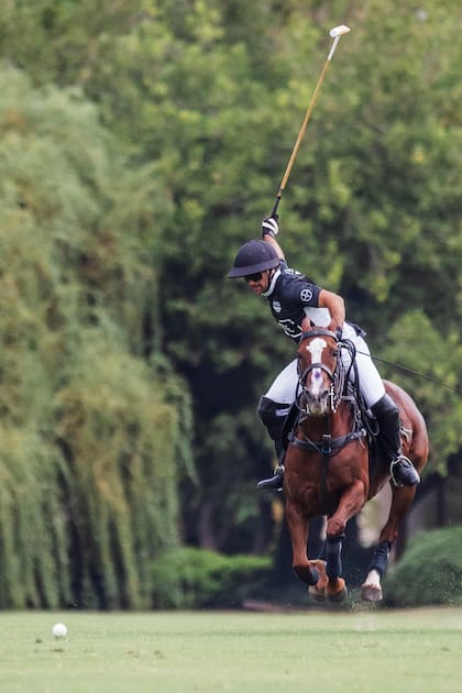 Três anos antes de se aposentar da glória do futebol (ganhou 17 títulos com o River), Ponzio começou a competir em torneios de pólo.