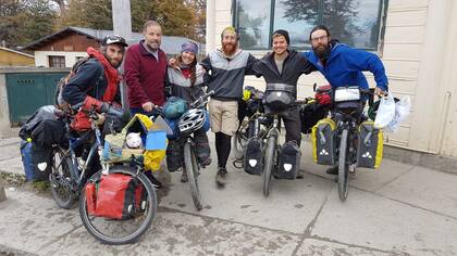 Hace un año, Emilio con los ciclistas que visitaban La Unión camino a Ushuaia