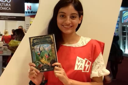 Hace un año que cada vez que veos una Yenny o una Cúspide mi hija me tironea para entrar a ver si ya salió el quinto libro de Tierra de Historias. La editorial planeaba lanzarlo en la Feria, ¡haberlo sabido!