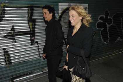 Hace un mes, Justina Bustos confirmó que está embarazada. Anoche, la actriz -quien también formó parte del elenco- llegó al evento con Máximo Pardo, su pareja, y su incipiente pancita al descubierto