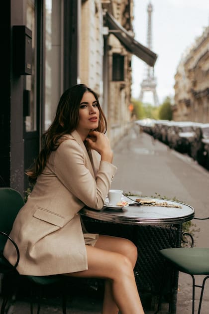 "Hace una década que estoy acá, pero la ciudad no deja de sorprenderme", dice la modelo sobre su vida en París