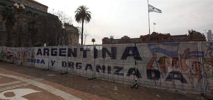 Hace una semana apareció en medio de la Plaza de Mayo una gran tela de la nueva articulación militante kirchnerista; ocurrió lo mismo con pintadas en territorio bonaerense