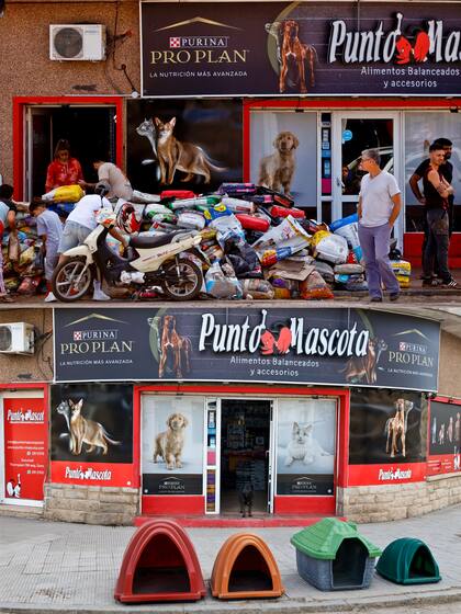 Hace una semana, este local para mascotas tenía en su vereda las bolsas de alimentos mojadas, ahora ya pudo volver a funcionar en horario habitual