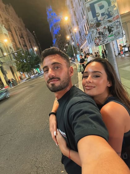 Hace una semana que Nico Occhiato y Flor Jazmín Peña están en España de vacaciones