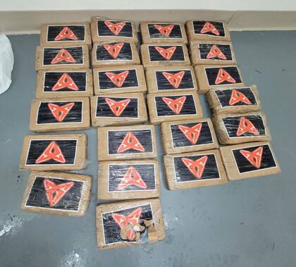 Hace unas semanas, la Patrulla Fronteriza incautó 25 paquetes de cocaína valuados en más de un millón de dólares; estos fueron arrastrados por el huracán Debby