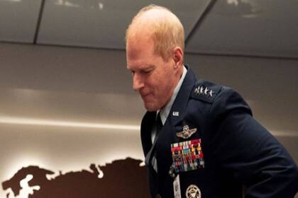 Hace unas semanas se estrenó la nueva serie de Steve Carrel donde Emmerich interpreta, una vez más, a un personaje vinculado con las fuerzas de seguridad