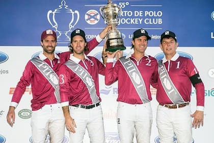 Hace unos días, campeón del Jockey Club, con sus hermanos Nicolás y Gonzalito y Curtis Pilot