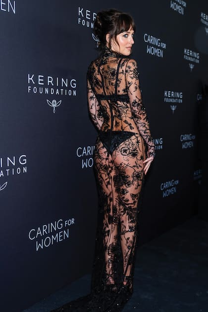 Hace unos días, en la Kering Foundation Gala en Nueva York, lució un naked dress de Gucci,
confeccionado en encaje negro bordado con motivos florales