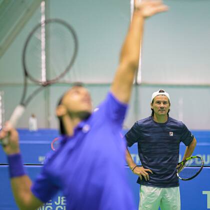 Hace unos días en Málaga, Guillermo Coria siguiendo de cerca un entrenamiento de Cerúndolo; dejó su función luego de tres años