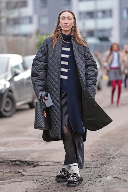 Hace unos días, la diseñadora asistió a la Semana de la Moda de Copenhague con una campera de matelassé XL que combinó con un jersey de cuello alto y zuecos con incrustaciones de pedrería y medias deportivas.