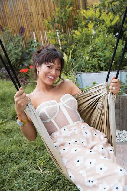 Hace unos tres años, Manuela se independizó y dejó la casa de su padre en Martínez para mudarse a Beccar con su novio, el fubtolista Federico Freire. En su jardín tiene una huerta y una compostera