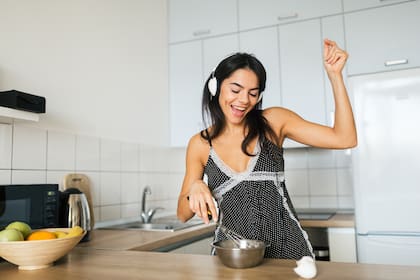 Hacer actividades diarias con música es parte de los "snacks" deportivos